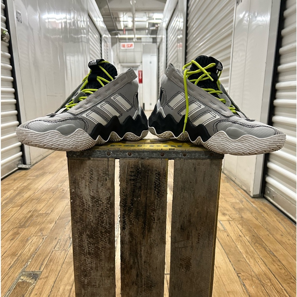 Men’s basketball shoes
